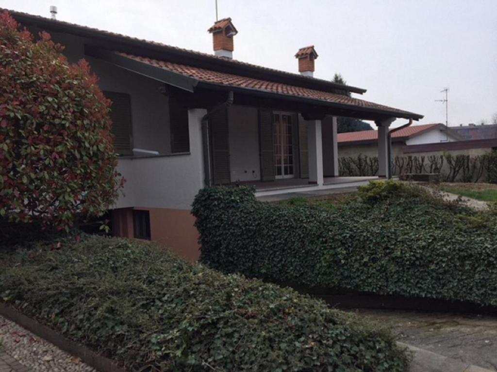 uma casa com uma sebe à sua frente em CAROLINE home em Anzano del Parco