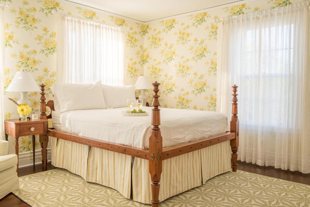 Postel nebo postele na pokoji v ubytování Margin Street Inn