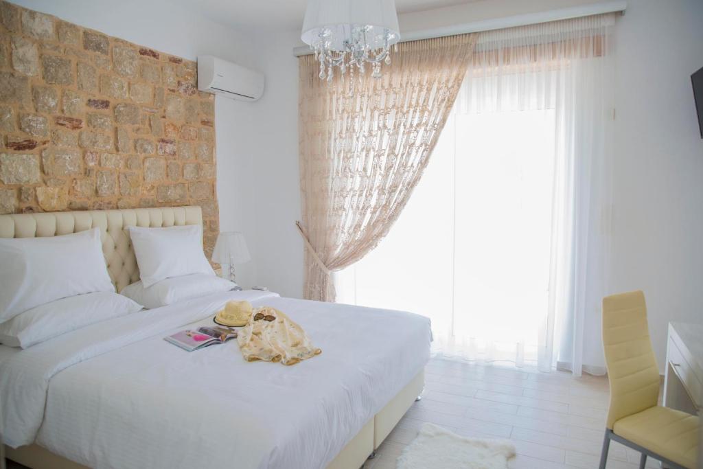Postel nebo postele na pokoji v ubytování G&K Stone Suites
