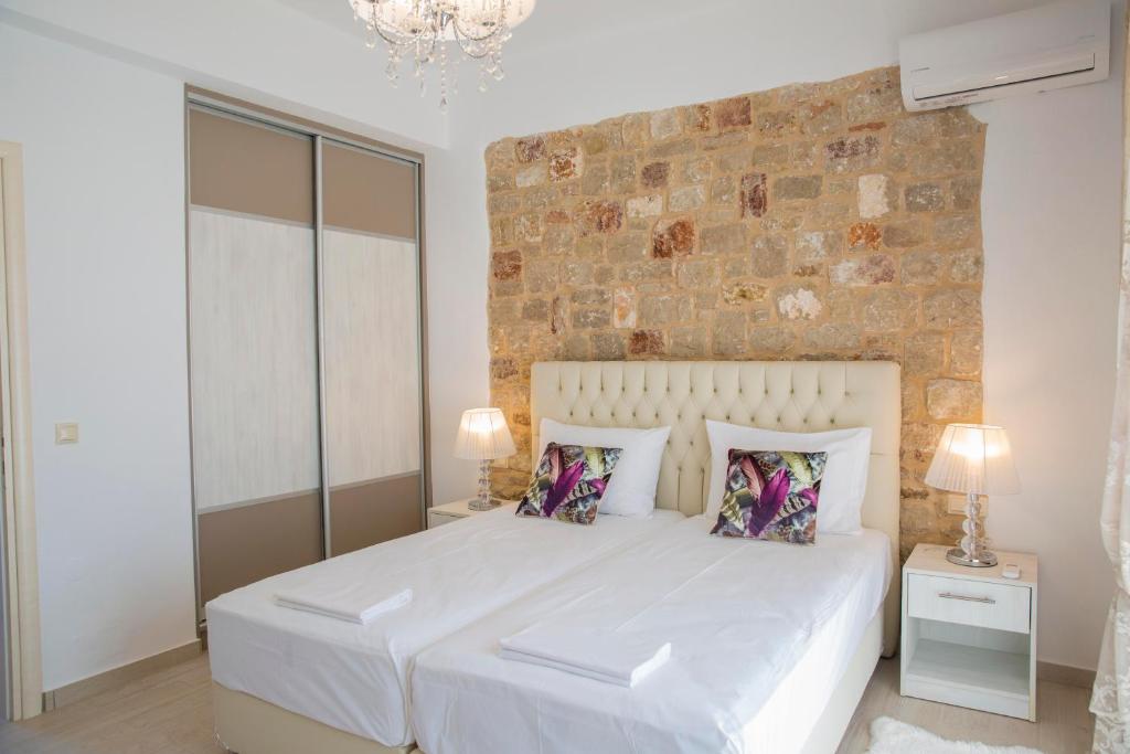 Postel nebo postele na pokoji v ubytování G&K Stone Suites