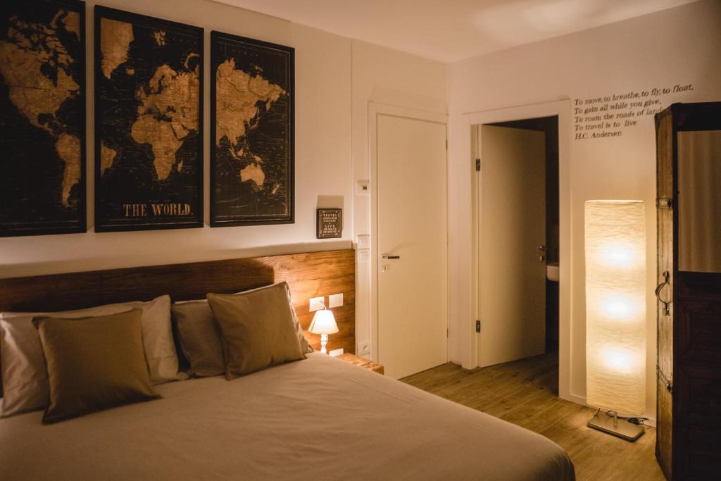 - une chambre avec un lit et une carte murale dans l'établissement Lullaby B&B, à Trévise