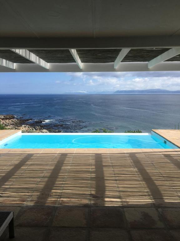 Piscina de la sau aproape de La Petite Baleine Oceanfront Villa