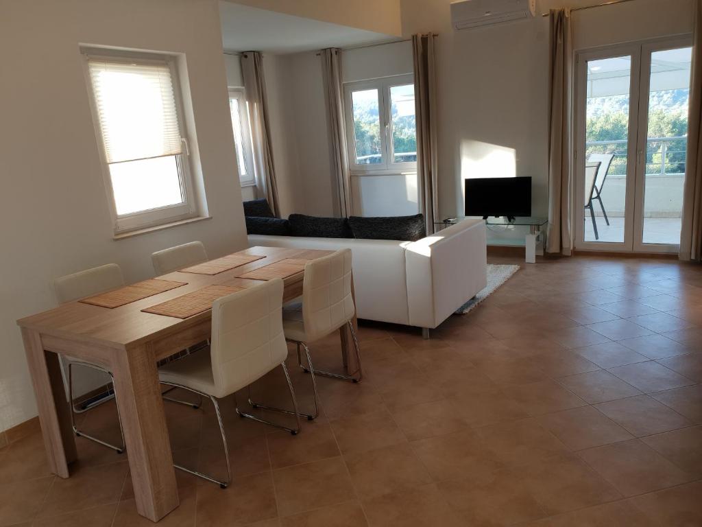 Televízia a/alebo spoločenská miestnosť v ubytovaní Apartments Villa Maslinica