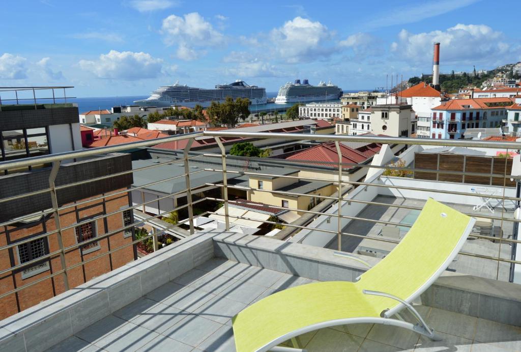 フンシャルにあるTop Floor in City Center Funchalの黄色い椅子