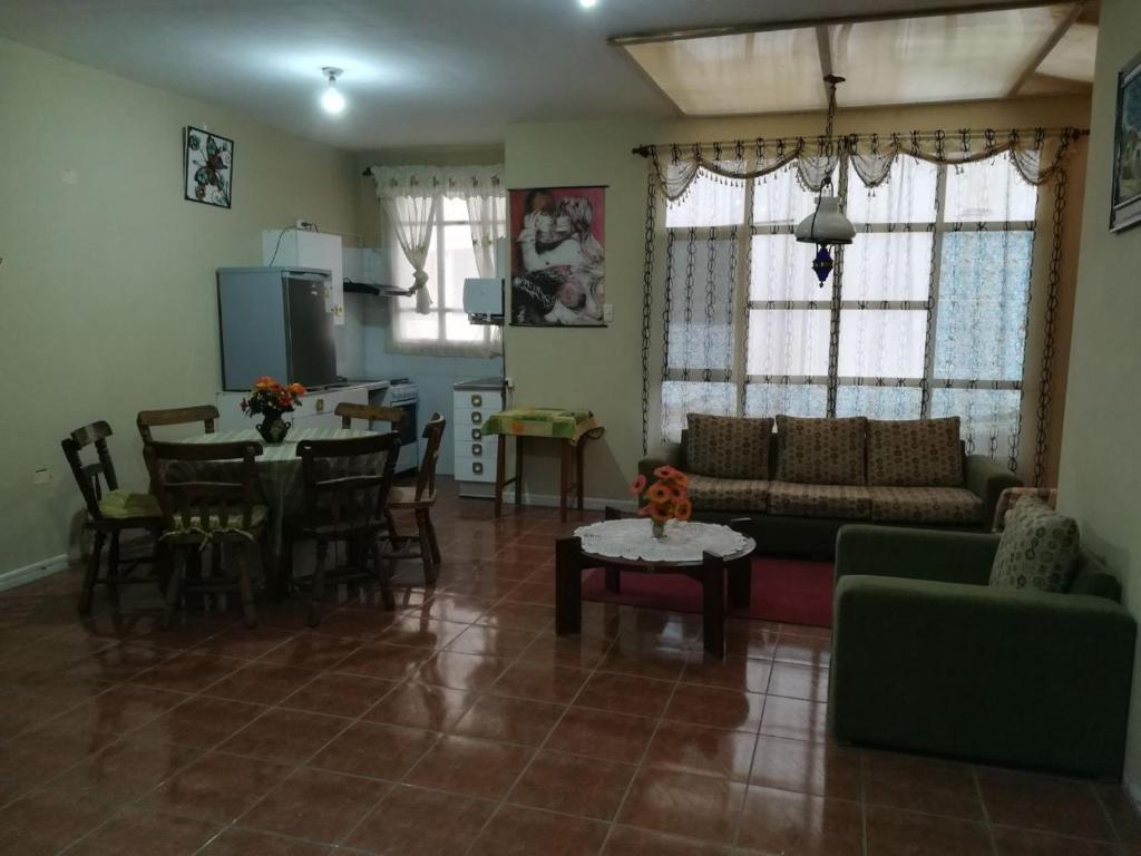 Apartamento Golden في كوتشابامبا: غرفة معيشة مع أريكة وطاولة