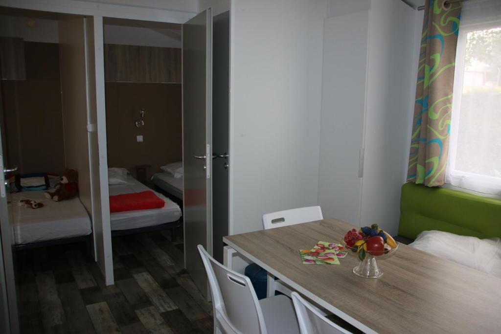 Postel nebo postele na pokoji v ubytování Camping Paradis d'Arvor