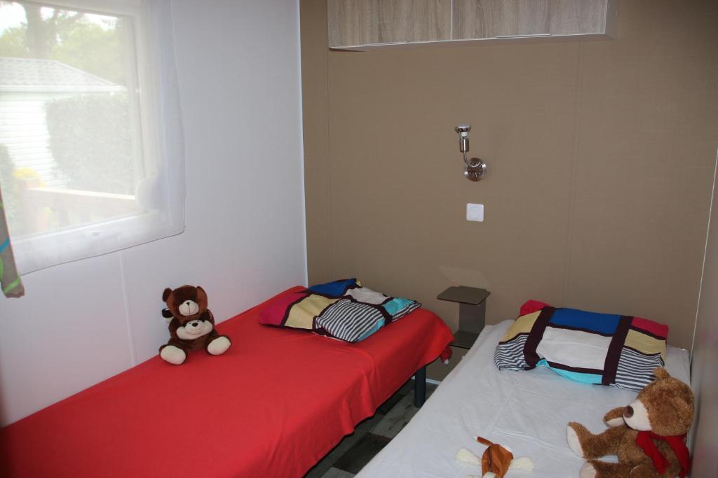 Postel nebo postele na pokoji v ubytování Camping Paradis d'Arvor