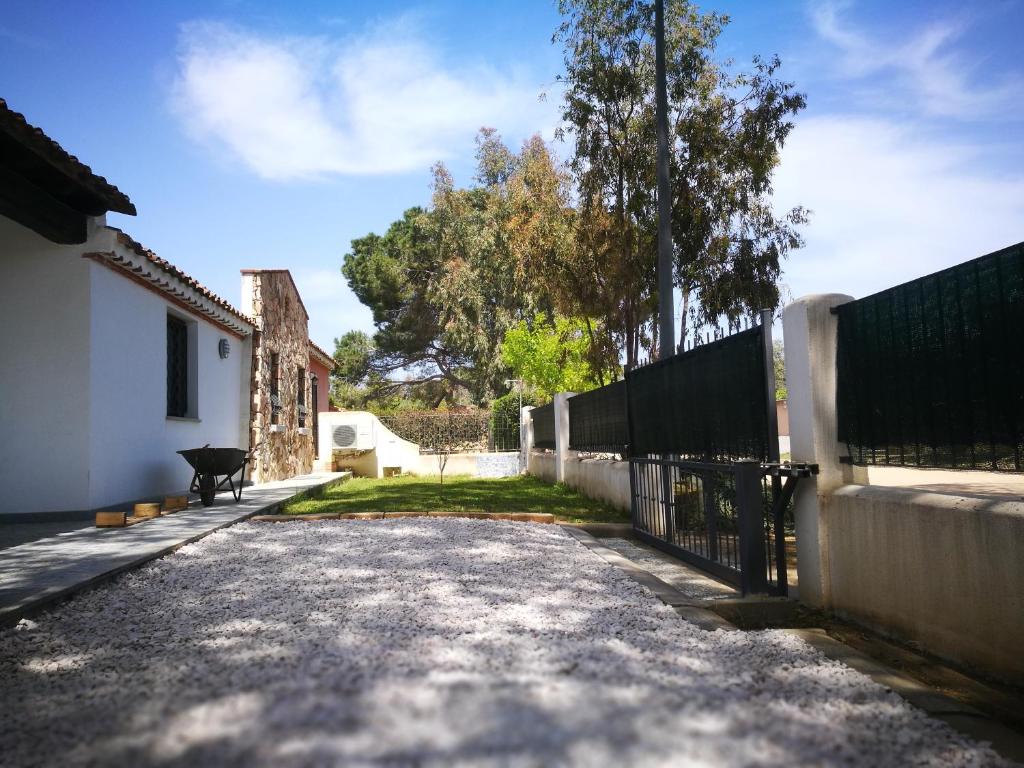 una entrada de una casa con una valla en Villa Sangemi en Àrbatax