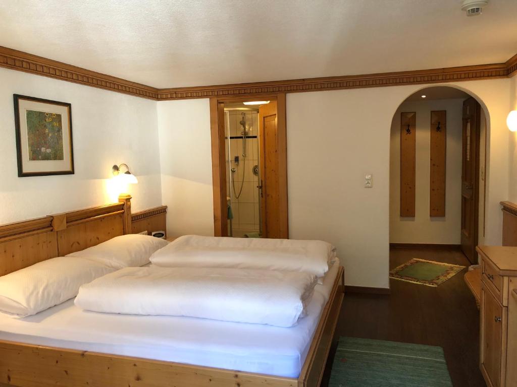 Postel nebo postele na pokoji v ubytování Hotel Garni Central - Zimmer - Studios - Apartments