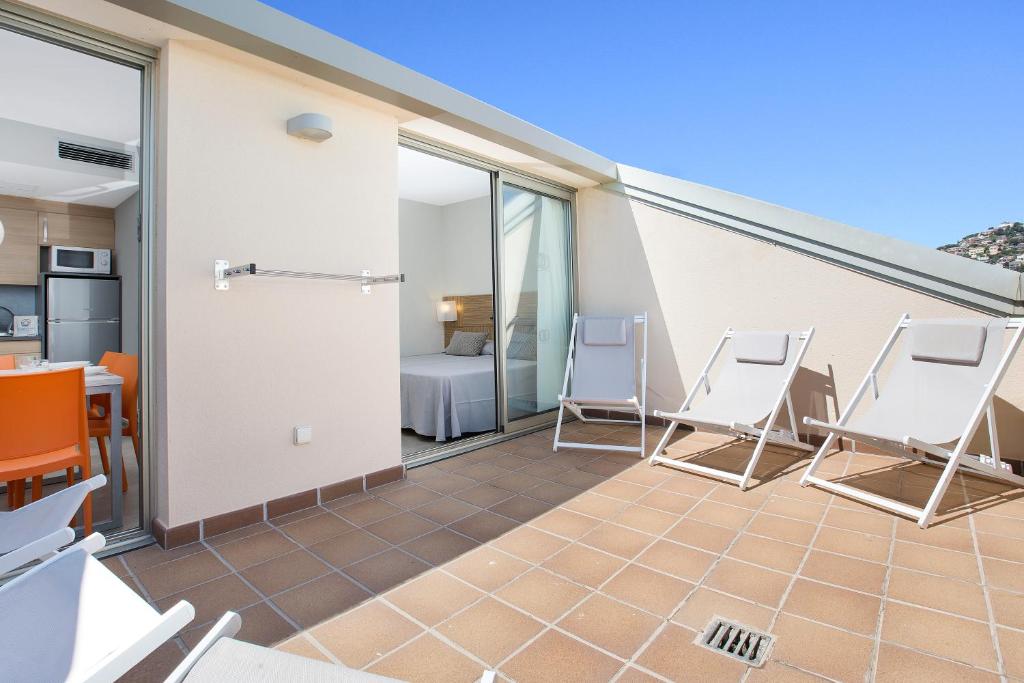 A balcony or terrace at Aparthotel Odissea Park