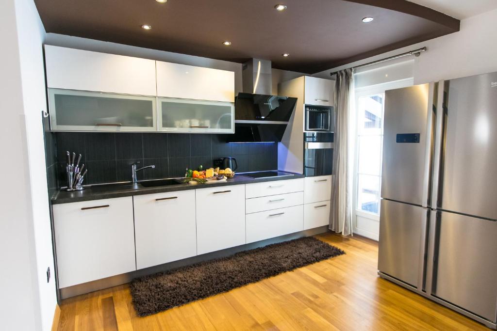 Kuchyňa alebo kuchynka v ubytovaní Luxury apartment Elis with private pool