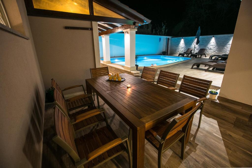 Bazén v ubytovaní Luxury apartment Elis with private pool alebo v jeho blízkosti