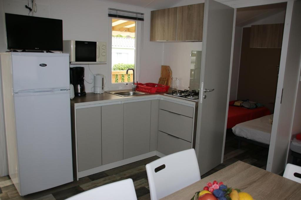 Kuchyň nebo kuchyňský kout v ubytování Camping Paradis d'Arvor