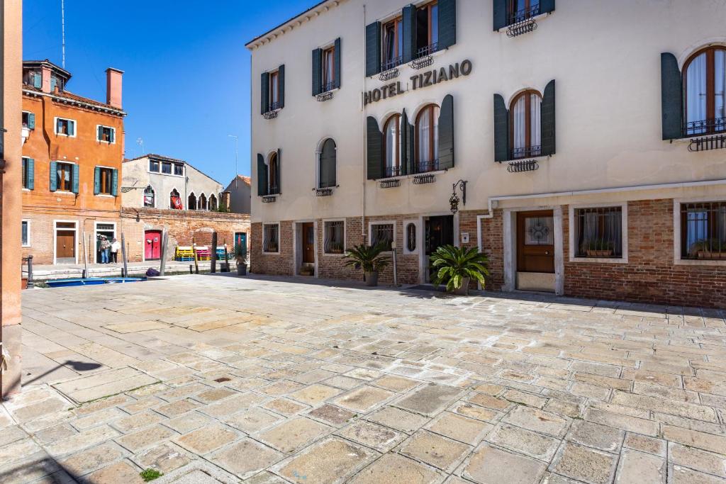 an empty courtyard in front of a building at Hotel Tiziano in Venice