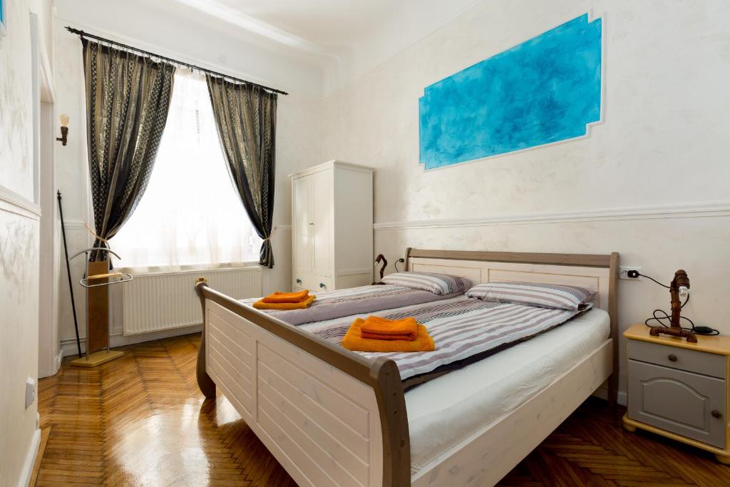 ブダペストにあるBudapestapartment9のベッドルーム1室(オレンジのタオルが付いたベッド1台付)