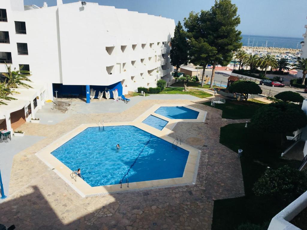 an overhead view of a swimming pool in front of a building at Apartamentos Eurhostal Altamar in Alcossebre