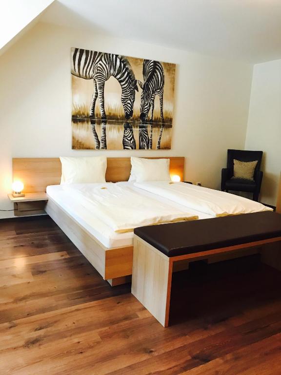 Postel nebo postele na pokoji v ubytování Hotel Kreuz