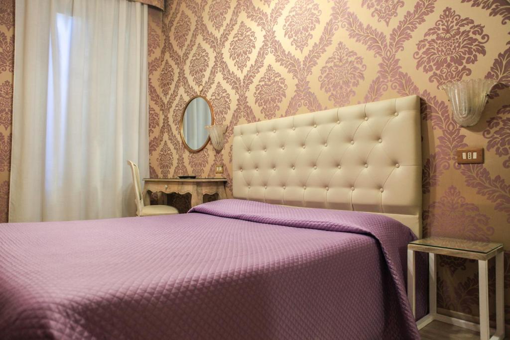 Postel nebo postele na pokoji v ubytování Hotel Bridge