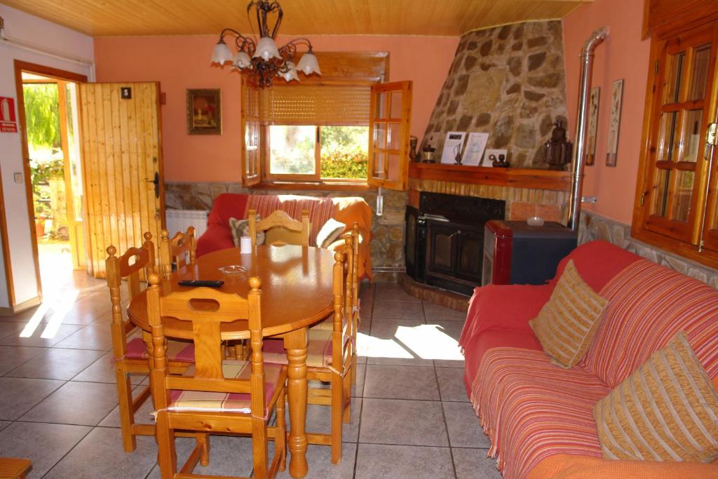 salon ze stołem i kanapą w obiekcie Fuente de la Yedra w mieście Arroyo Frio