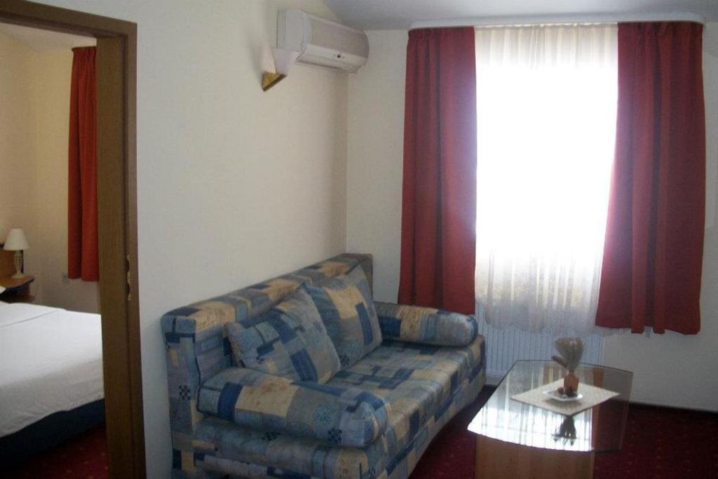 Postel nebo postele na pokoji v ubytování Hotel Galerija