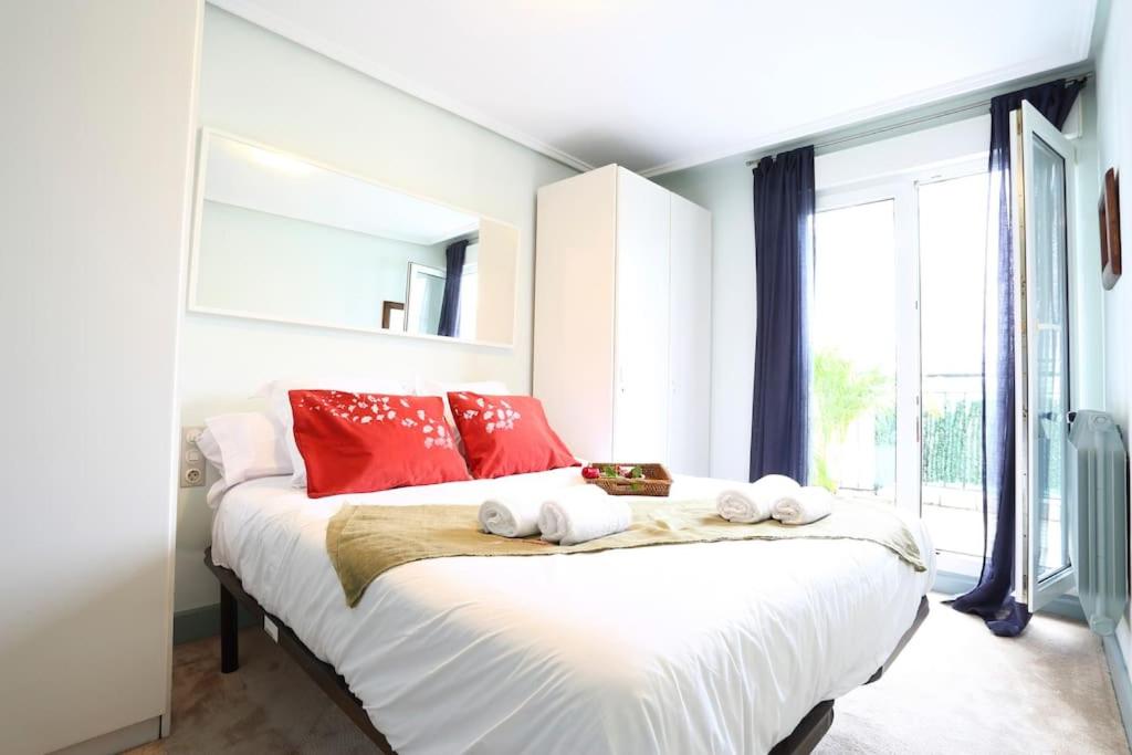 A bed or beds in a room at Marrubi - Basque Stay