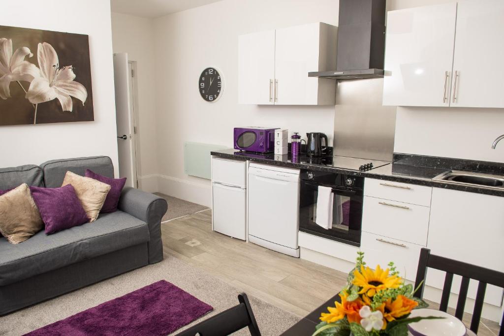 バーミンガムにあるMoseley Mews Village Suites - Purpleのリビングルーム(ソファ付)、キッチン