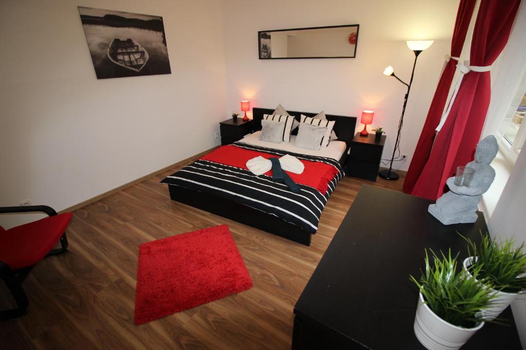 プラハにあるSmart City Prague Apartmentのベッドルーム1室(ベッド1台、赤いラグ付)