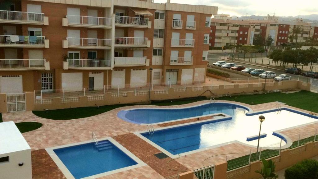 una vista aérea de un complejo de apartamentos con piscina en Aguilas Prolongación Armando Muñoz Calero, en Águilas