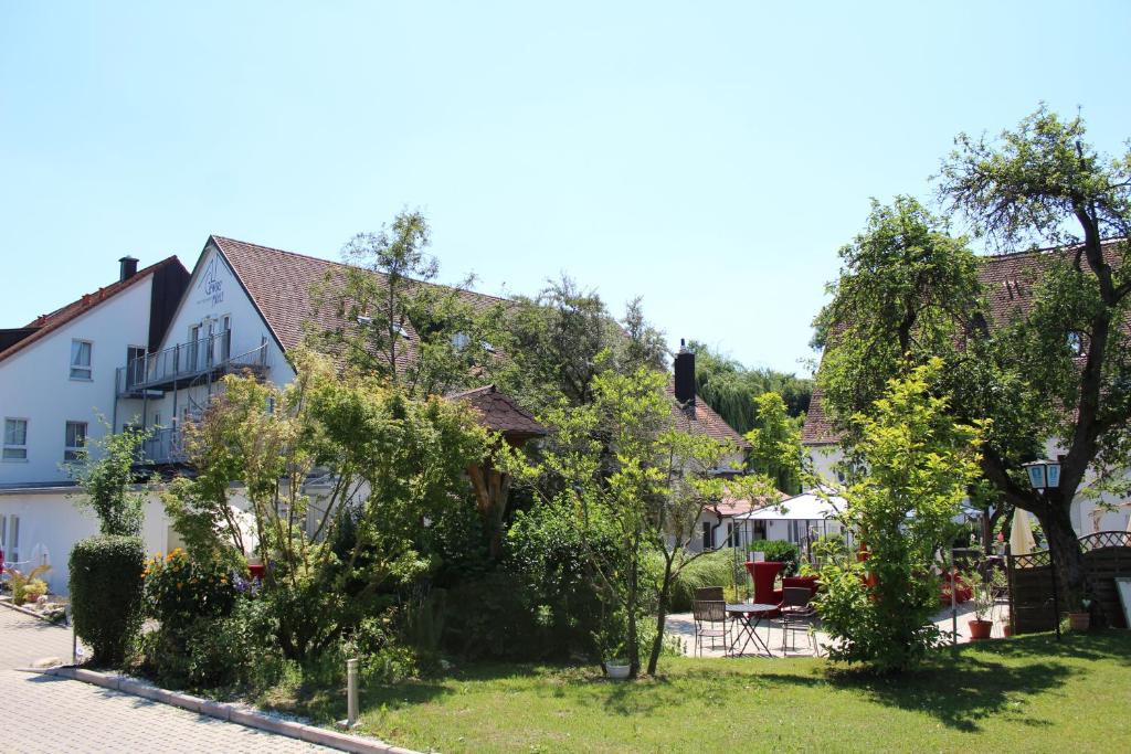 un grupo de casas con árboles y un patio en Hotel Gewürzmühle en Berching