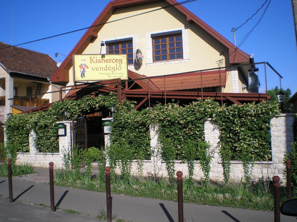 uma casa com uma parede coberta de hera à sua frente em Kisherceg Szálláshely em Budapeste