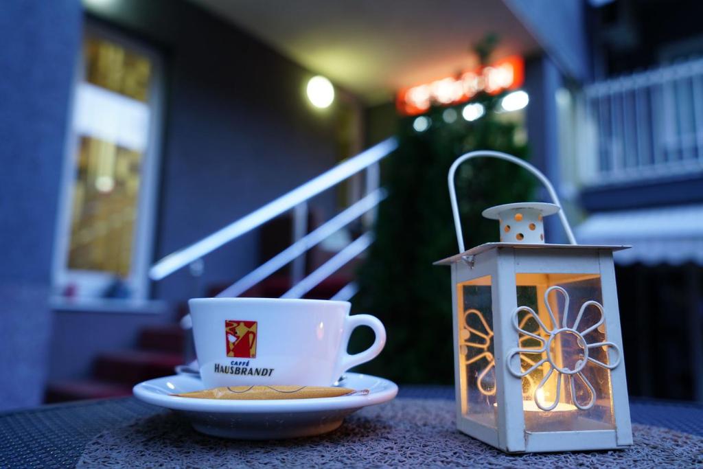 Příslušenství pro přípravu čaje a kávy v ubytování Bed and Breakfast Majesty