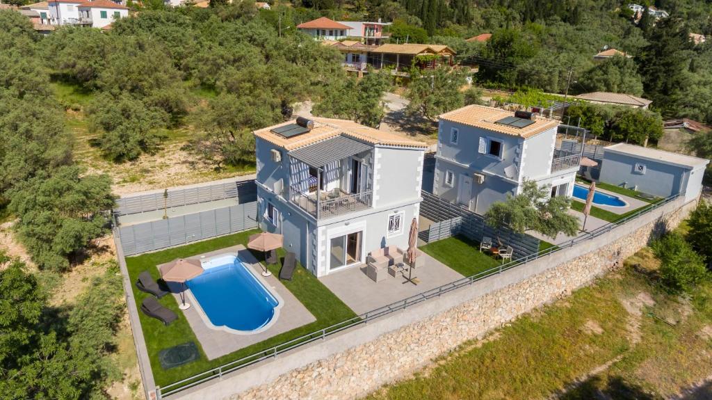 een luchtzicht op een huis met een zwembad bij Abeli Villas in Nydri