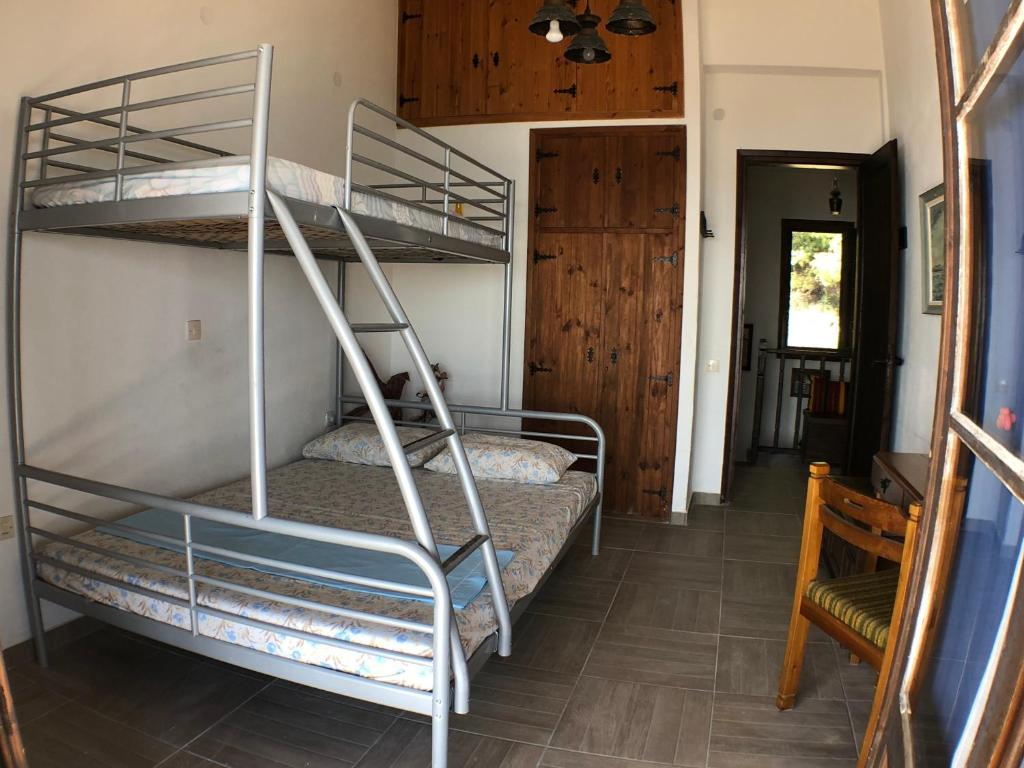 Palanda nebo palandy na pokoji v ubytování Unique Sea View House