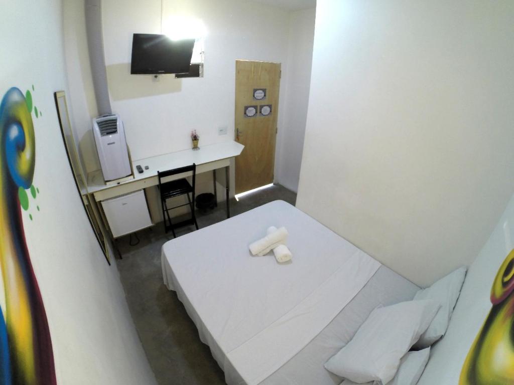 陽台旅舍房間的床