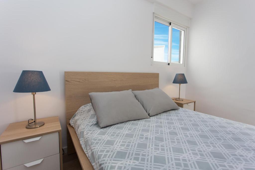 Postel nebo postele na pokoji v ubytování Lighthouse Cullera Penthouse