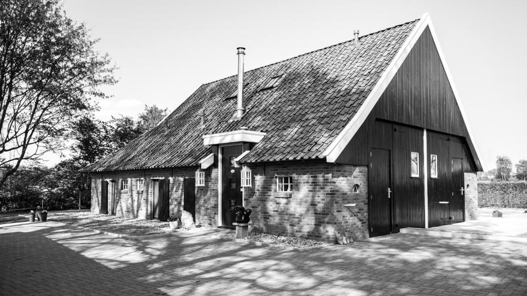uma foto a preto e branco de um celeiro em Bed & Breakfast De Schoppe em Winterswijk