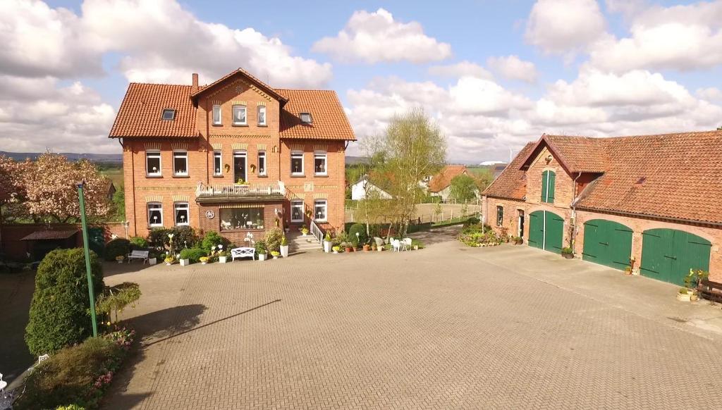 ein großes Haus mit einer Einfahrt davor in der Unterkunft Hof Grafeneiche in Asel