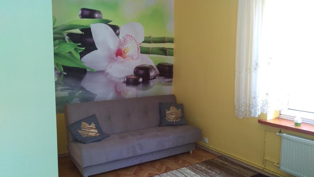 コウォブジェクにあるBoguszの壁に花の絵が描かれたリビングルーム(ソファ付)