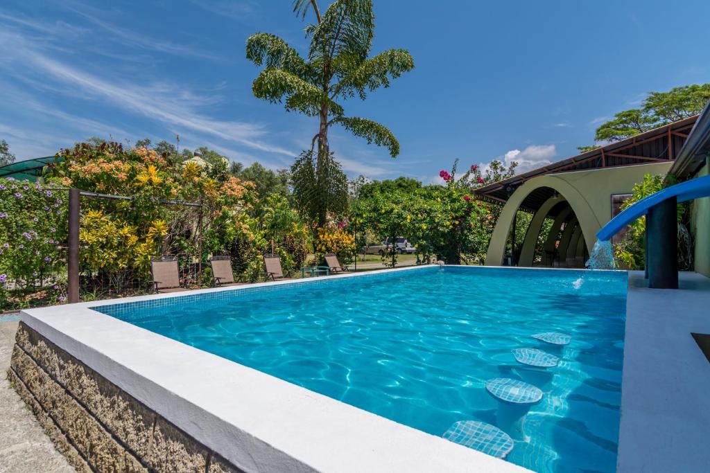 - une piscine d'eau bleue dans la cour dans l'établissement Kayak Lodge, à Damas