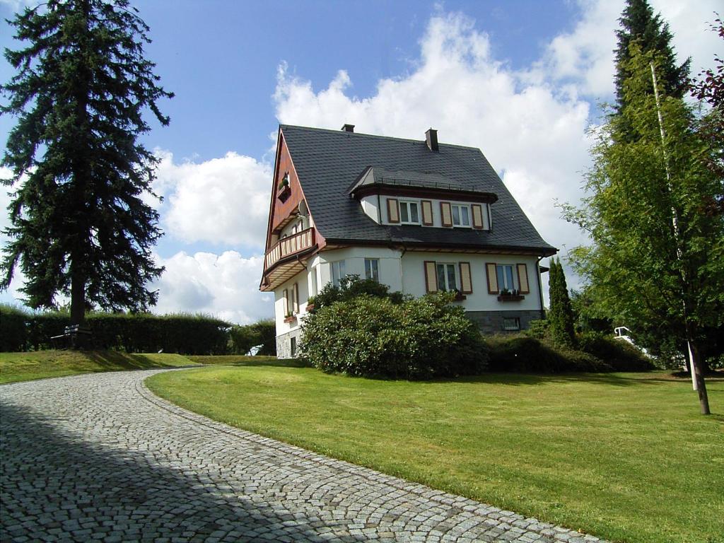 クリンゲンタールにあるAschberg Chaletの石畳の大白い家