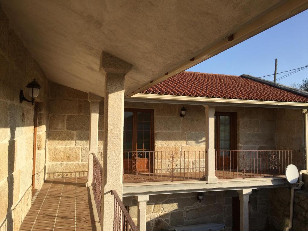 een veranda van een huis met een balkon bij O Candil De Santa Ana in Pontevedra