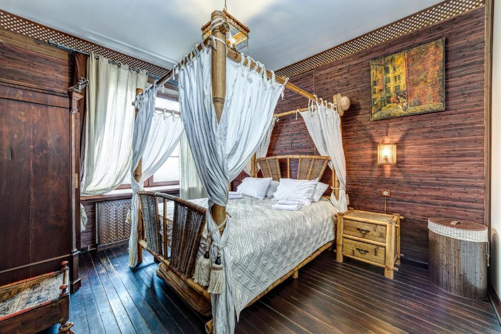 モスクワにあるuTrip Persianのベッドルーム1室(天蓋付きベッド1台付)