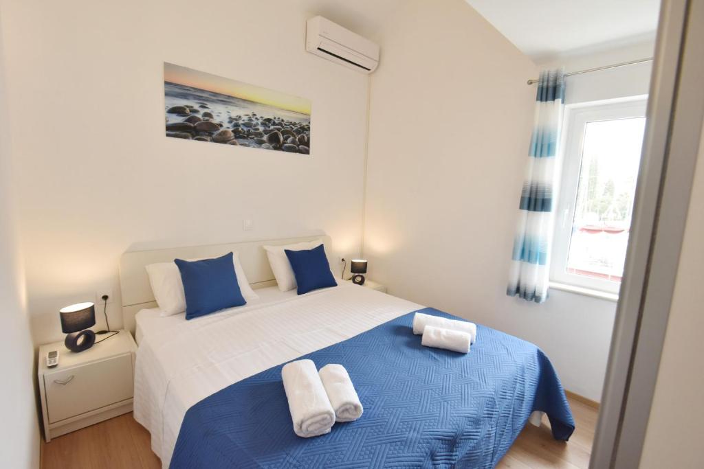 Postel nebo postele na pokoji v ubytování Apartments Lorena