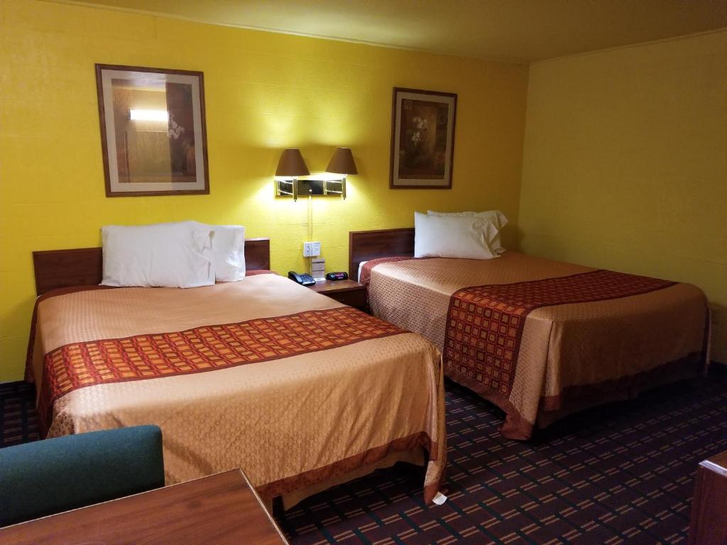 Postel nebo postele na pokoji v ubytování Motel 7 Rawlins