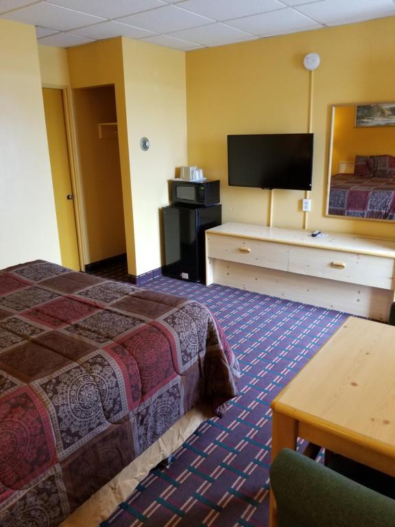 TV a/nebo společenská místnost v ubytování Motel 7 Rawlins