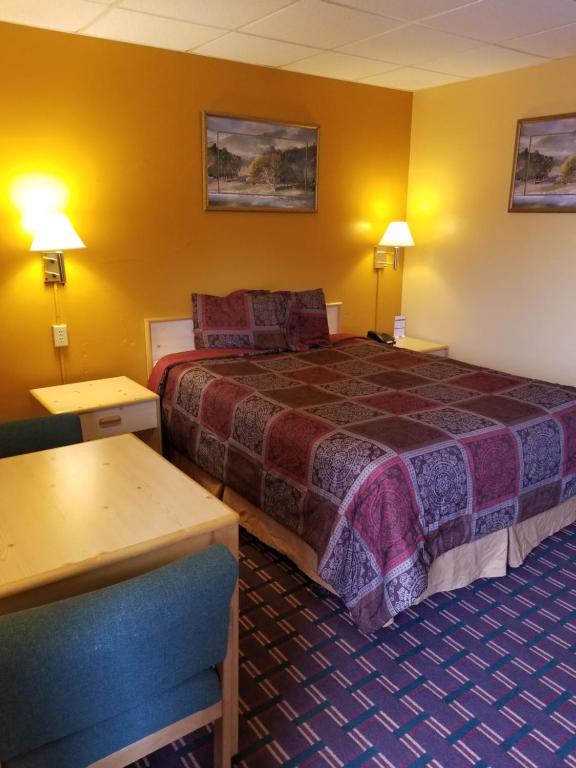 Postel nebo postele na pokoji v ubytování Motel 7 Rawlins