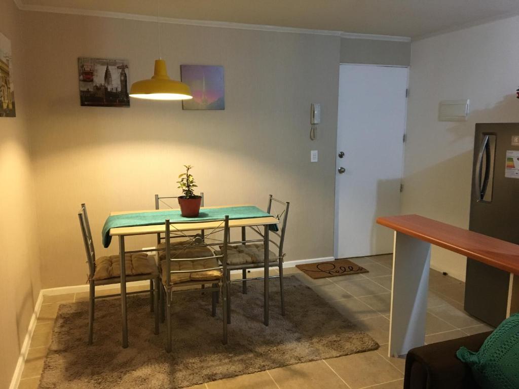 - une salle à manger avec une table et des chaises dans l'établissement Departamento Puerto Montt, à Puerto Montt