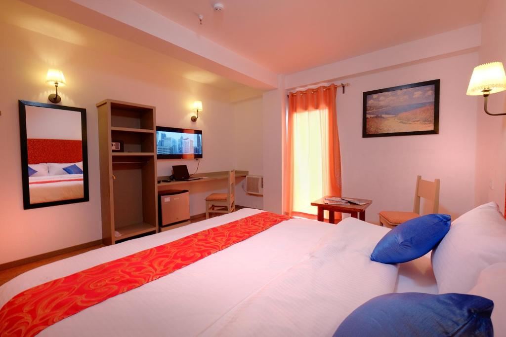 Postel nebo postele na pokoji v ubytování Frankfurter Deluxe Inn