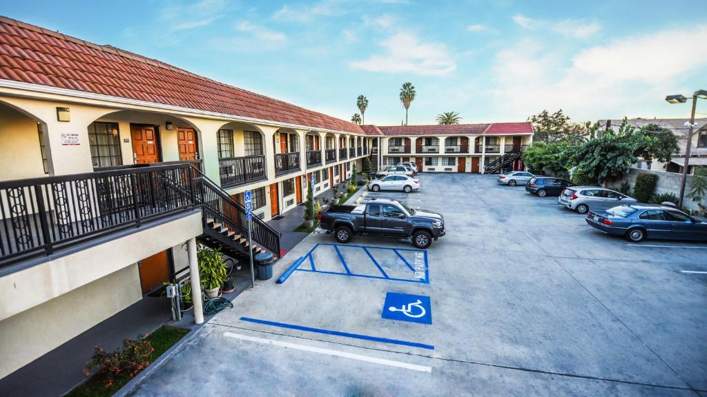 an aerial view of a hotel parking lot at Chariot Inn Glendale - Pasadena in Glendale