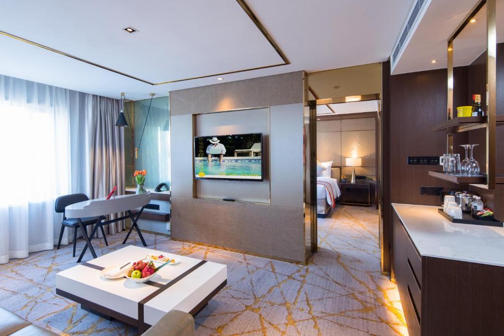TV a/nebo společenská místnost v ubytování Golden Tulip Shanghai Hongqiao - A Louvre Hotel
